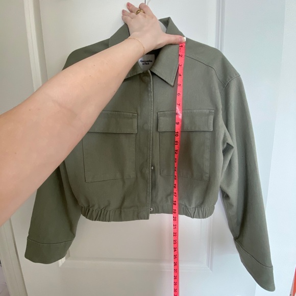 NWT Abercrombie & Fitch Khaki Olive Green Cropped Collared Button Utility Jacket - Picture 8 of 13